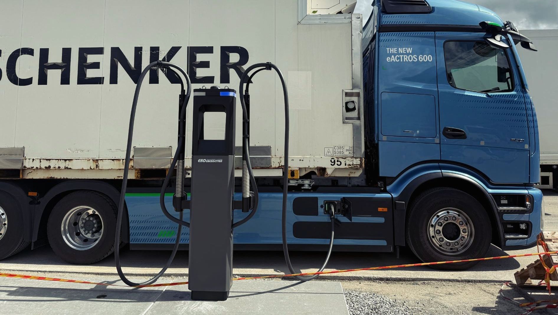 Nærbilde av hurtiglader koblet til elektrisk lastebil