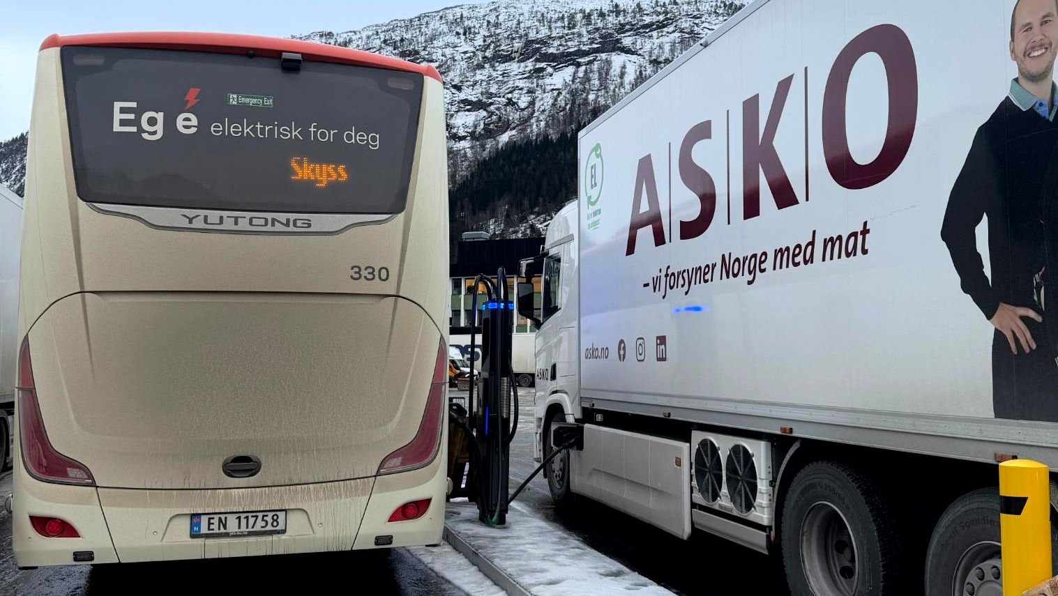 Elektrisk buss og ASKO lastebil lader ved samme ladestasjon om vinteren